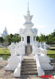 visiter-chiang-rai-wat-rong-khun-le-temple-blanc-7